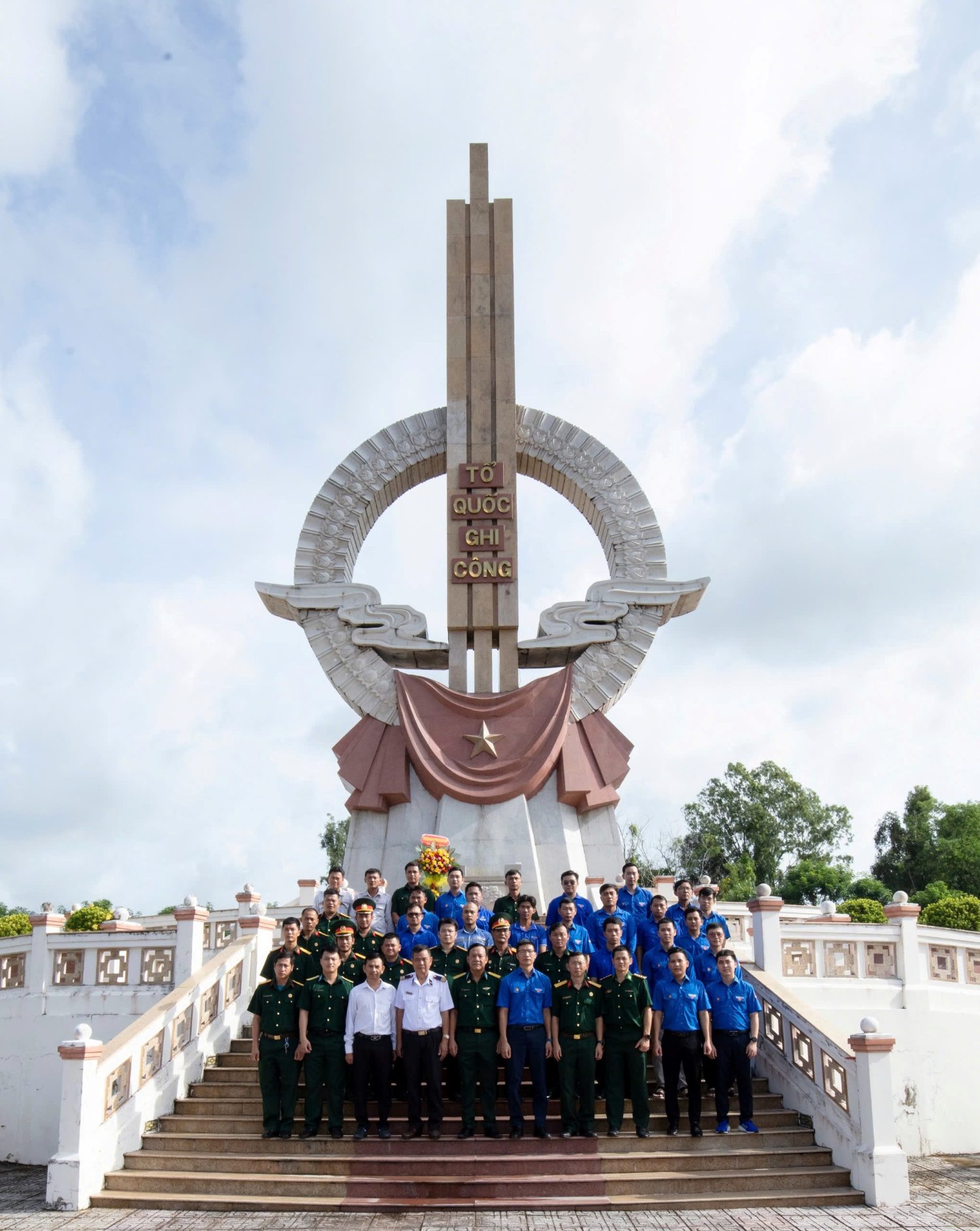 hinh-2---đại-diện-các-thế-hệ-cán-bộ,-thanh-niên